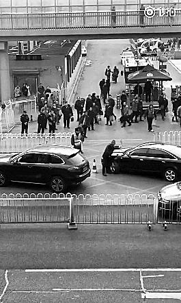 路上别车引纠纷 保时捷车主当街棍砸奥迪3 路上别车引纠纷 保时捷车主当街棍砸奥迪3