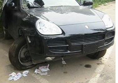 网曝北京一保时捷车主当街棍砸奥迪 奥迪车一直保持沉默