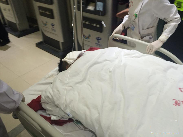 首名获救幸存者在医院接受救治2