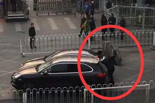 保时捷车主砸奥迪