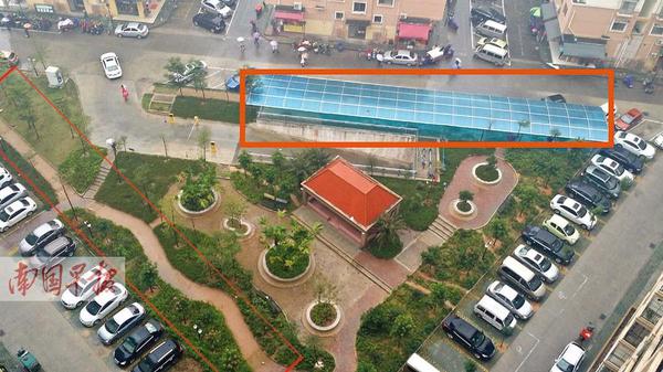 小区为验收突击种草 后又铲除草皮变收费车棚2