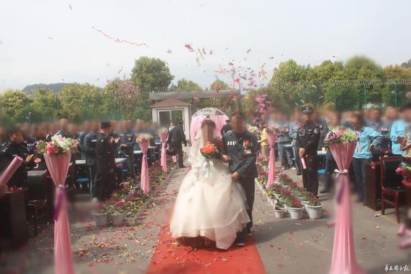 男子入狱12年被女友求婚 监狱为两人办婚礼1