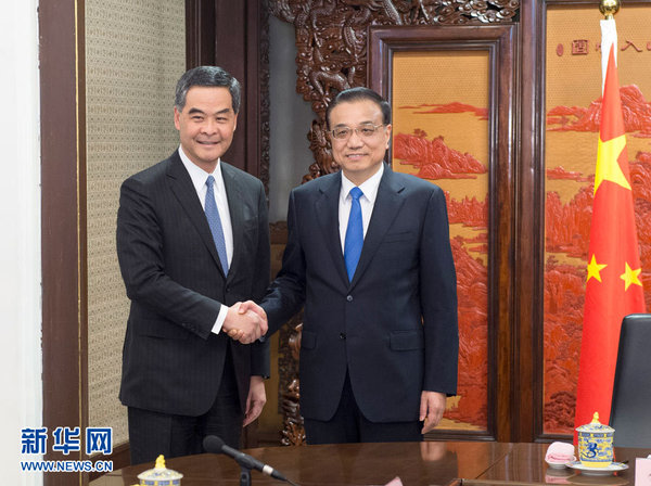 12月23日，国务院总理李克强在北京中南海紫光阁会见来京述职的香港特别行政区行政长官梁振英。 新华社记者王晔摄