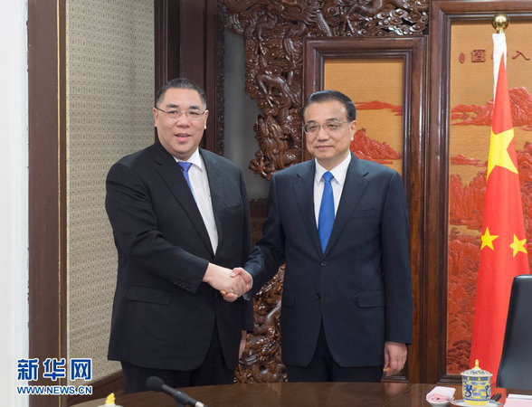12月23日，国务院总理李克强在北京中南海紫光阁会见来京述职的澳门特别行政区行政长官崔世安。 新华社记者王晔摄