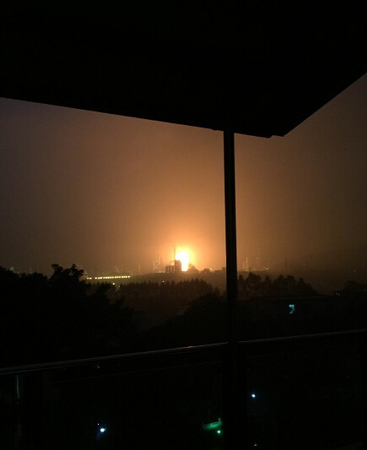 今早广州黄埔石化爆炸 现场有强火光和浓烟3