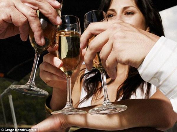 圣诞节要健康饮酒：不同酒色喝法不同