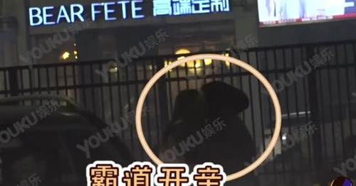 王思聪与女友当街激吻