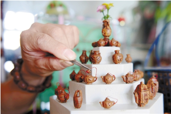 胡银松用核雕作品记录岁月变迁。