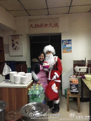 少女变身圣诞老人 给街头辛苦工作者送礼物获赞