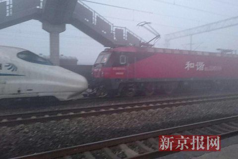 事发现场。车上乘客供图