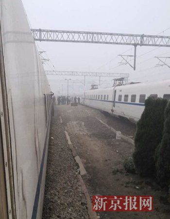 乘客正在转移。车上乘客供图