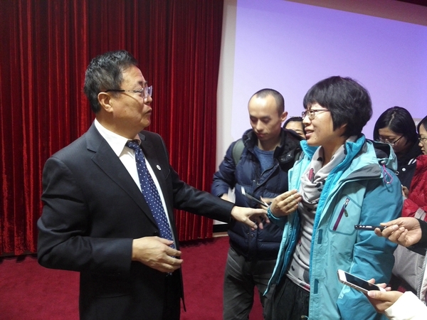 王宁利向记者介绍眼睛防护知识  本报记者 李木元 摄