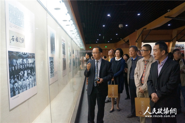 致公党广州市委专职副主委岳朝阳（左一）在为观展嘉宾进行解说。_副本