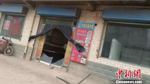 每家的玻璃几乎都被震碎，临街商铺的卷闸门被损坏。