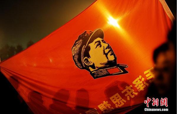 数万民众凌晨赴韶山 纪念毛泽东诞辰122周年3