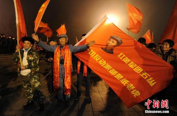 数万民众凌晨赴韶山 纪念毛泽东诞辰122周年7