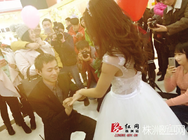 小伙没车没房 女孩披婚纱向他求婚1 小伙没车没房 女孩披婚纱向他求婚1