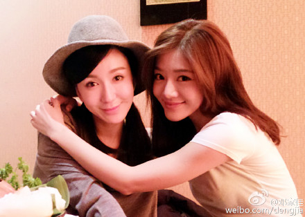 邓家佳晒亲密合影为娄艺潇庆生：在一起才叫过生日