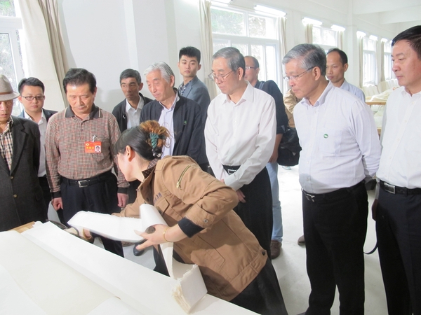 书画界委员赴安徽考察文房四宝。