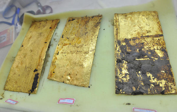 此次出土的金板，长约23厘米、宽约10厘米、厚约0.3厘米。