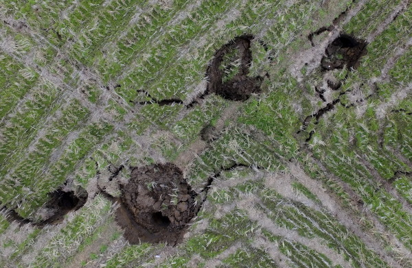 湖南一村庄被挖空遍地“天坑”4