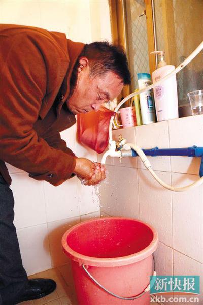 老板给流浪汉发百元红包被嫌少：往年都是五百2