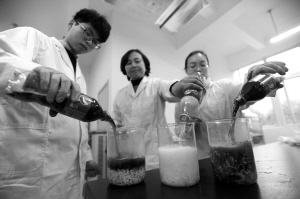 试验人员分别向装有方便面的烧杯里注入可乐或雪碧