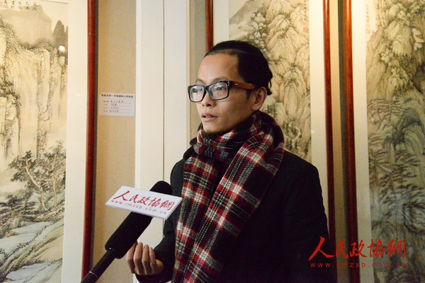 参展艺术家欧阳波接受人民政协网记者采访