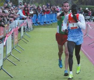 冠军跑错路，亚军停下提醒。图片来源：华西都市报。