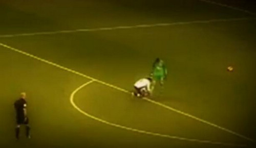 斯图里奇为法比安斯基系鞋带。图片来源：视频截图。