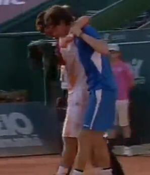 索萨搀扶同胞艾拉斯离场。图片来源：视频截图。