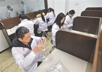 90后女“闻臭师”闻臭识味 可辨稀释上万倍臭气 90后女“闻臭师”闻臭识味 可辨稀释上万倍臭气