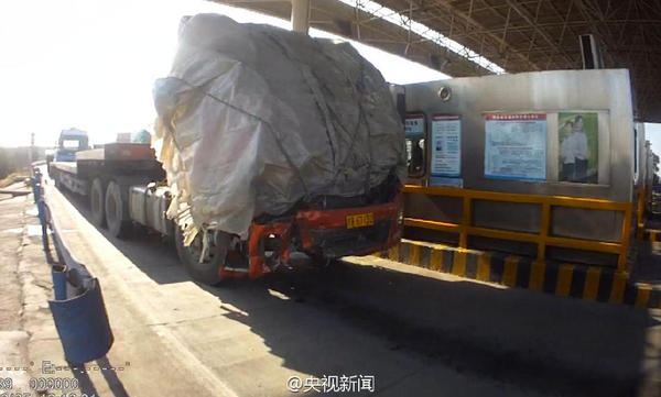 大货车车头蒙塑料布上高速2