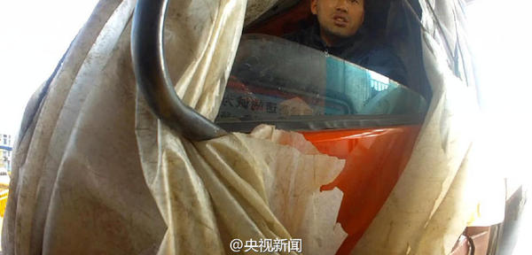 大货车车头蒙塑料布上高速3