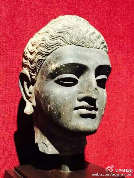 第三件大头被质疑为：整个前半部的头是新刻。仔细看可以看出发髻处明显断纹拼接痕迹。