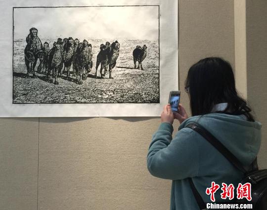 甘肃八旬老人钟情丝路六十载画作诉说“大漠之歌”