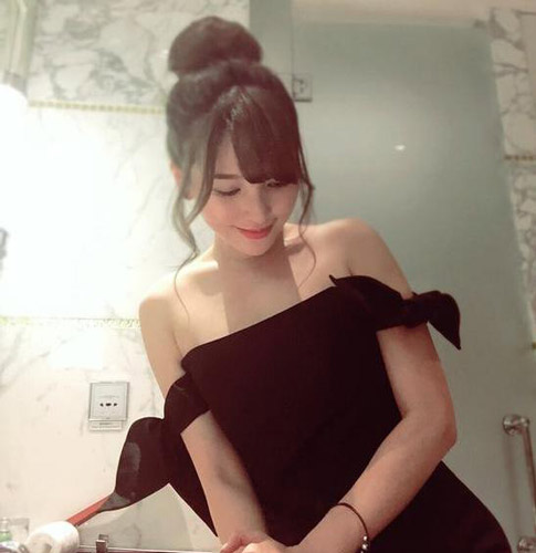 金莎晒低胸美照小露香肩温婉可人。