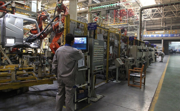 冲床女工及腰长麻花辫被卷入滚筒