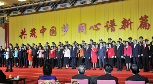 全国政协副主席、政协常委、委员合唱《我们走在大路上》1