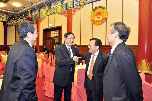 参加新年茶话会的委员们在一起亲切交谈