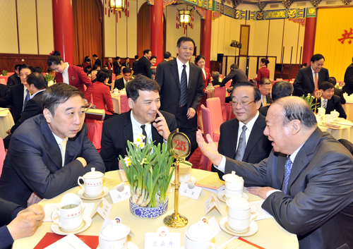 冯巩、叶小刚、石军、卢志强在一起亲切交谈