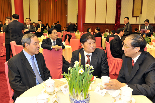 胡四一、段敦厚、斯塔在一起亲切交谈