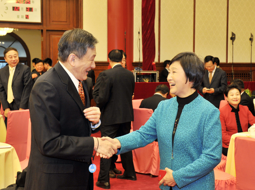 吴江、杨承志相见在新年茶话会上