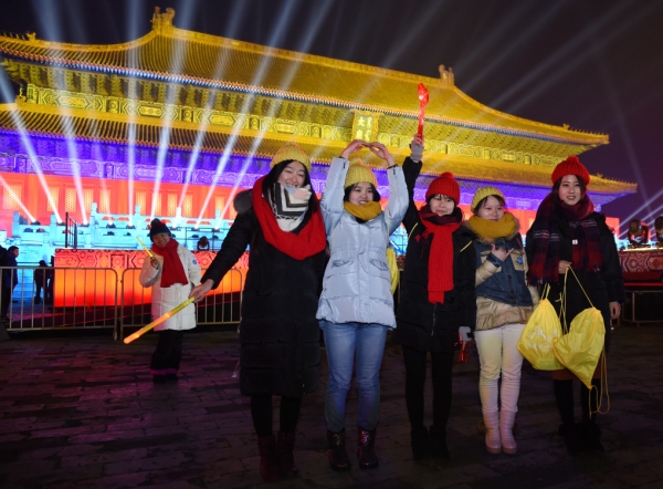 几名学生在活动现场合影留念（2015年12月31日摄）。