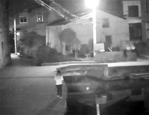 女子玩手机坠亡 监控记录下全过程河水较浅但淤泥很深
