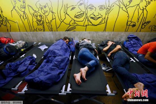 9月13日，在奥地利萨尔茨堡火车站，难民在一处地下停车场休息。当日，奥地利铁路公司宣布，应德国方面要求，由奥地利开往德国的全部列车自当地时间17时开始停运12小时。