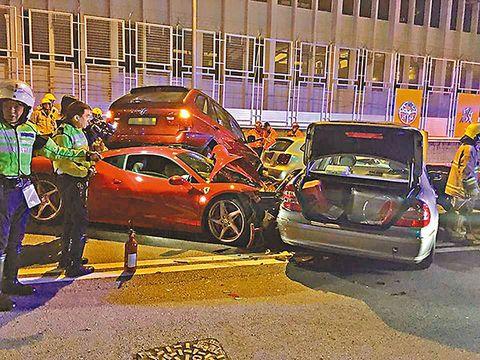 男子驾法拉利连撞四车 跑车失控导致8人受伤网友称太彪了