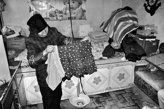 陕西岐山给残疾人发过冬福利 老翁领到超短裙 陕西岐山给残疾人发过冬福利 老翁领到超短裙