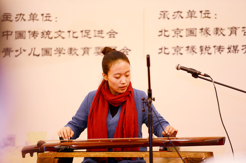 来自博雅书院的嘉宾表演礼乐文化《关雎》