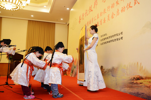 少儿国学的学生祭拜孔子像